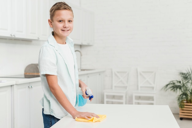 Smileyjongen die de lijst schoonmaakt