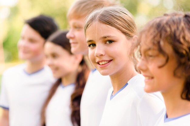 Smileykinderen die zich voorbereiden op een voetbalwedstrijd