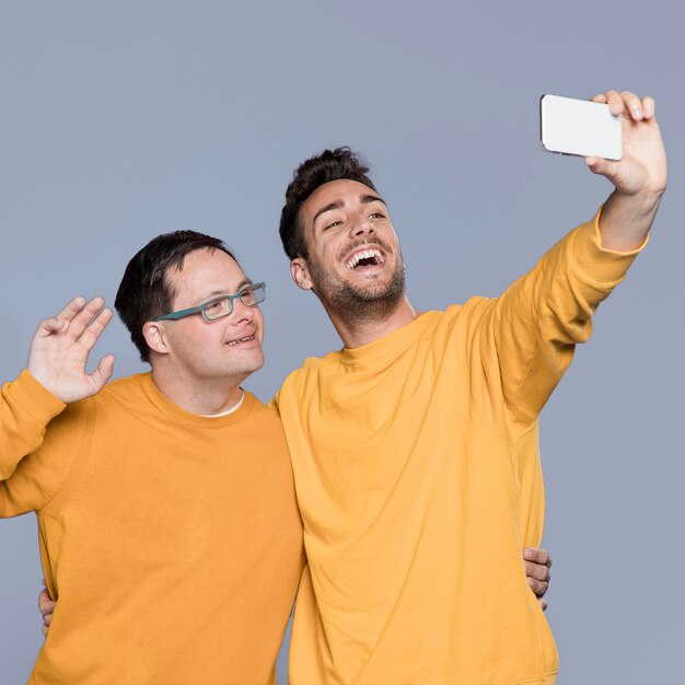 Smileymannen die samen een selfie nemen