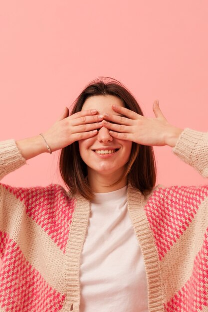 Smileymeisje dat ogen behandelt