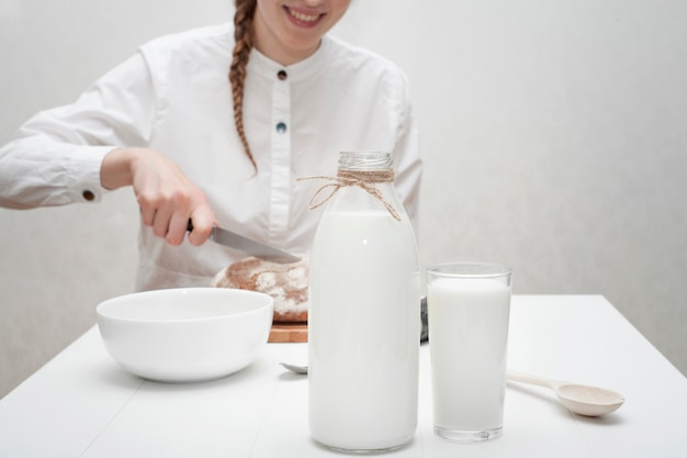 Smileymeisje die ontbijt op een witte lijst hebben