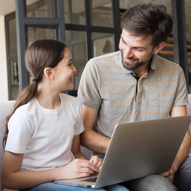 Gratis foto smileymeisje en papa met laptop