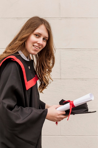 Smileymeisje met afgestudeerd diploma