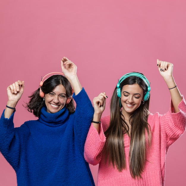 Gratis foto smileymeisje met mamma het dansen