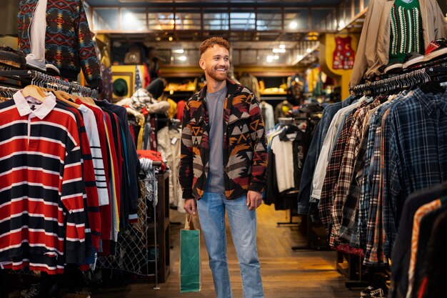 Smileymens bij het vooraanzicht van de kringloopwinkel