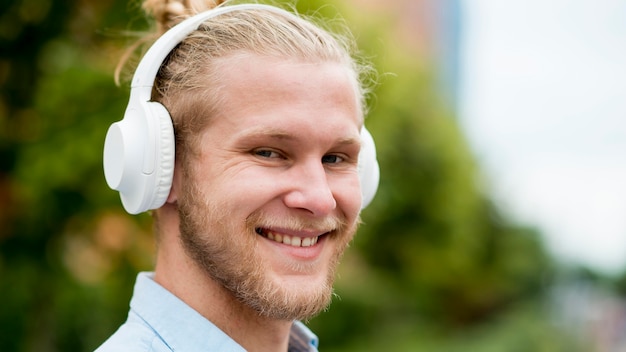 Smileymens die aan muziek op hoofdtelefoons luisteren