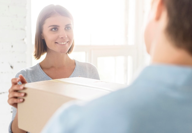 Smileypaar dat thuis dozen voorbereidt om te verhuizen