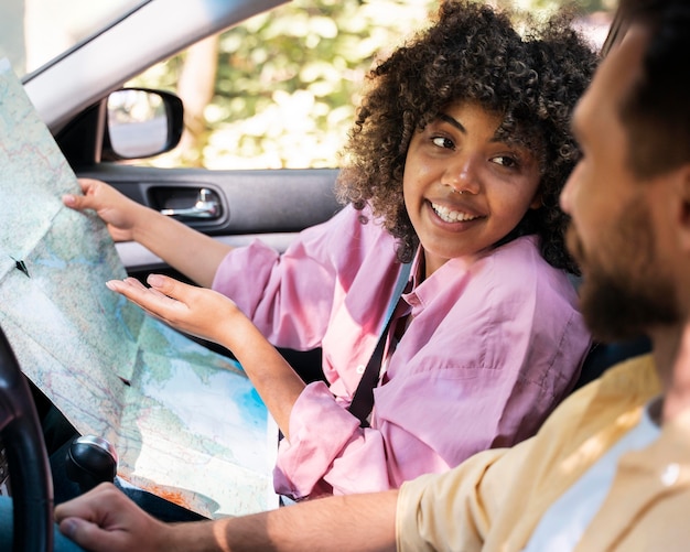 Smileypaar in auto raadplegende kaart