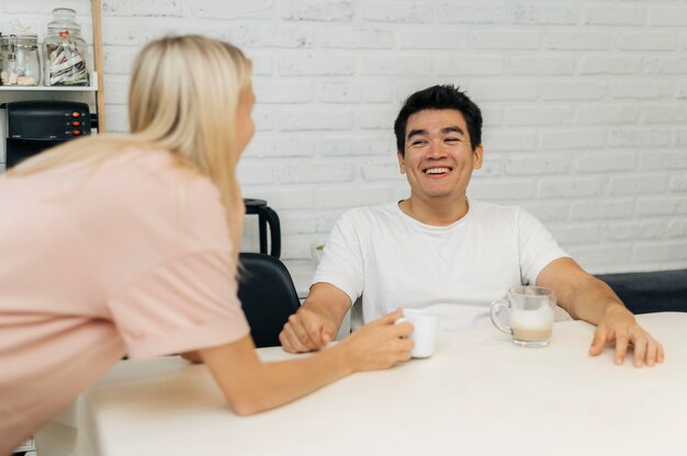 Smileypaar thuis tijdens het pandemie-gesprek