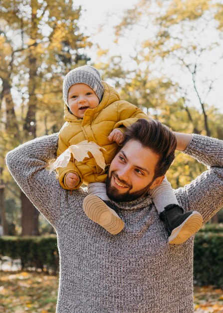 Smileypapa met zijn baby in openlucht