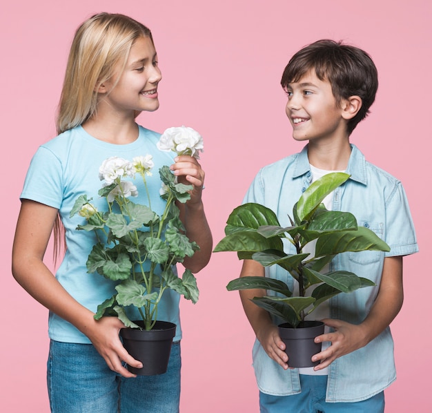 Smileysiblings die bloemenpot houden