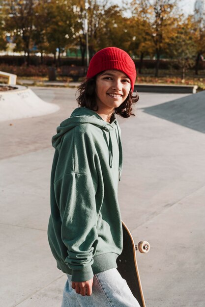 Smileytiener met skateboard in het park