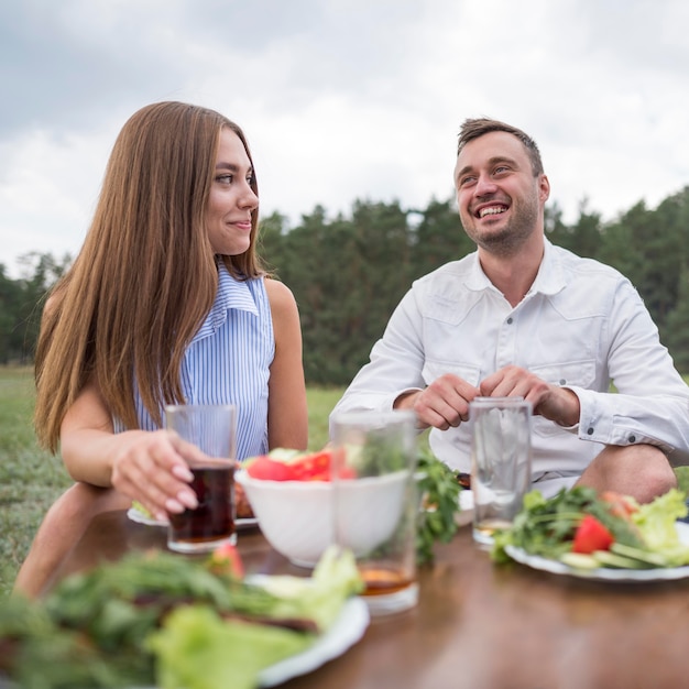 Gratis foto smileyvrienden die buiten eten