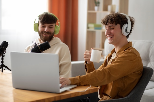 Smileyvrienden die zijaanzicht chatten