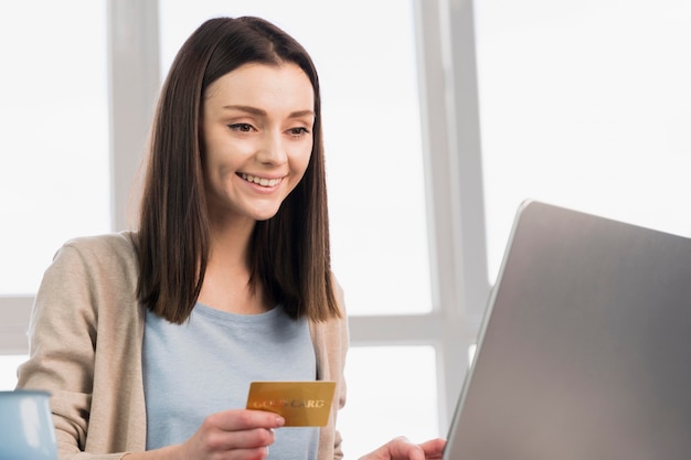 Smileyvrouw die aan laptop werkt