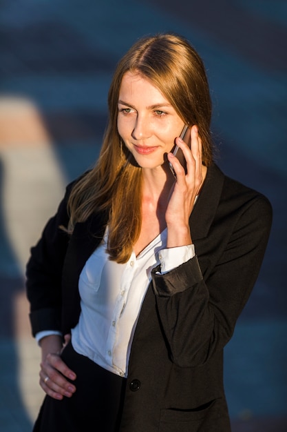 Smileyvrouw die bij de telefoon spreekt