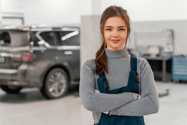 Smileyvrouw die bij een autodienst werkt