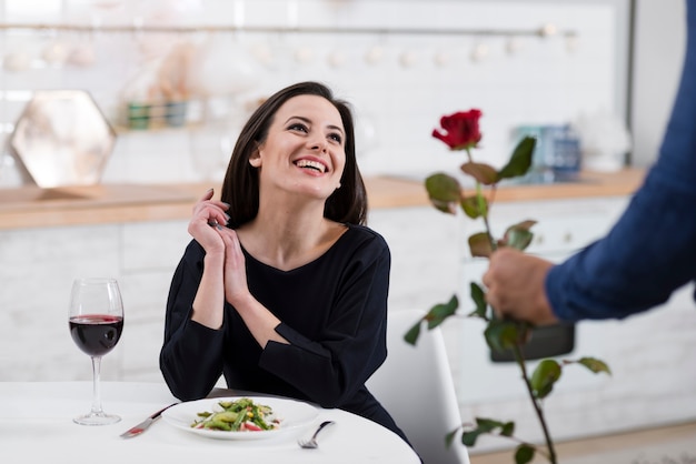 Smileyvrouw die door haar echtgenoot wordt verrast