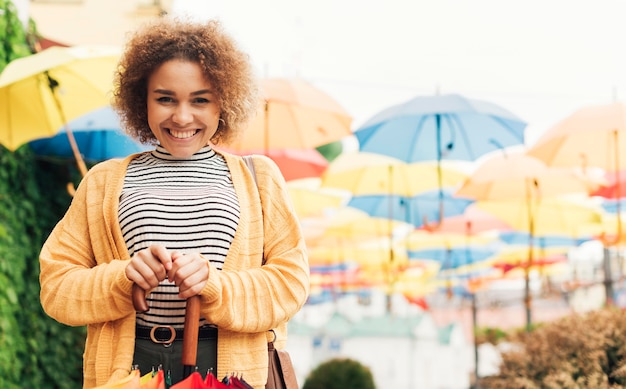 Gratis foto smileyvrouw die een wandeling buiten maakt