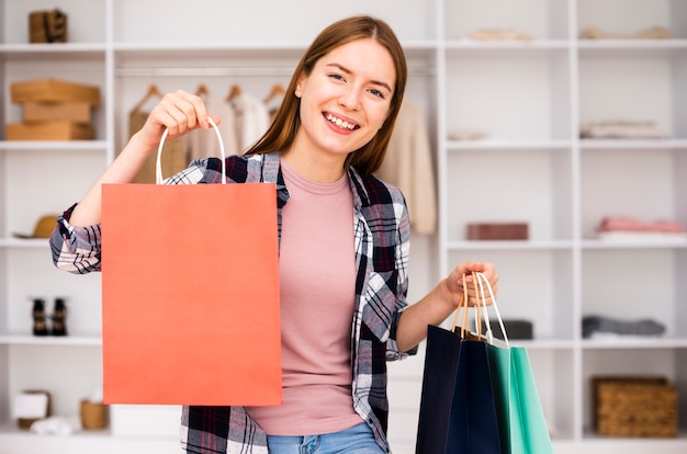 Gratis foto smileyvrouw die gelukkig met de gekochte producten zijn