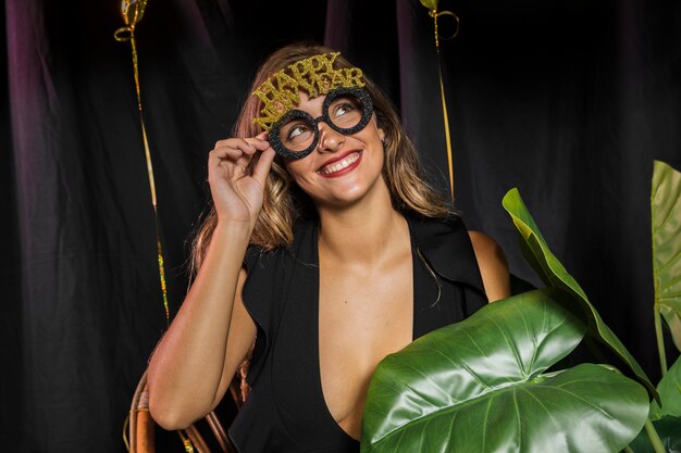Smileyvrouw die gelukkige nieuwe jaar 20202 glazen draagt
