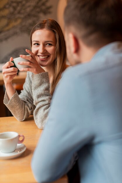 Smileyvrouw die haar vriend bekijkt