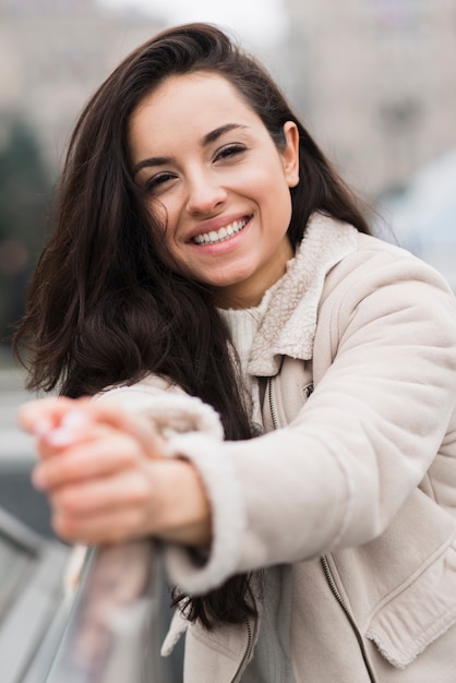 Smileyvrouw die in openlucht stellen