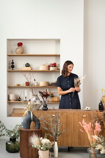 Smileyvrouw die met bloemen vooraanzicht werkt