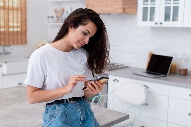 Smileyvrouw die op haar telefoon kijkt