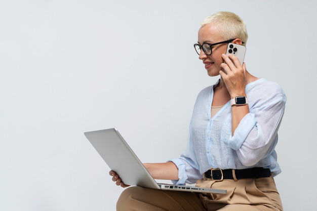 Smileyvrouw die op telefoon zijaanzicht spreekt