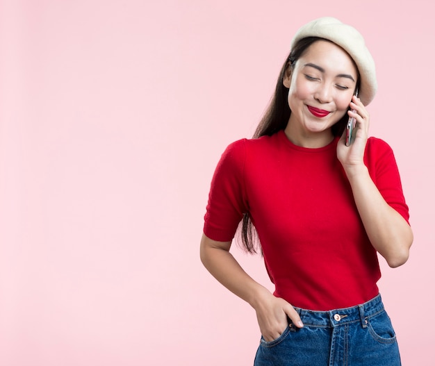 Smileyvrouw die over telefoon spreekt