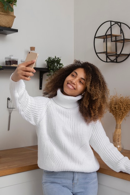 Smileyvrouw die selfie middelgroot schot neemt