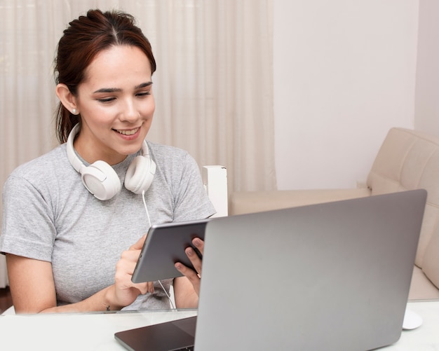 Smileyvrouw die tablet bekijken