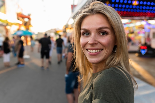 Smileyvrouw die van de close-up buiten stelt