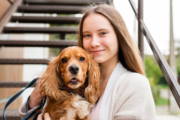 Smileyvrouw die van de close-up haar hond houdt