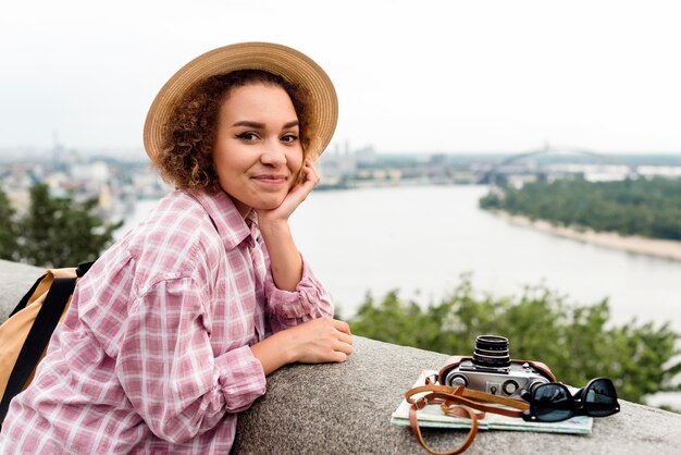 Smileyvrouw die van haar vakantie geniet