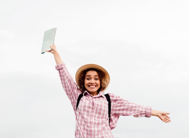 Smileyvrouw die van haar vakantie geniet