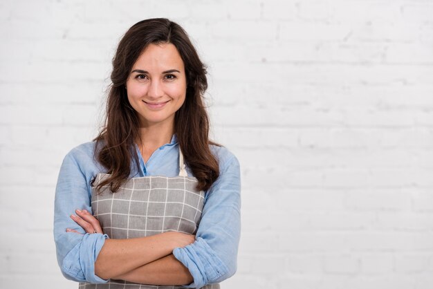 Smileyvrouw het stellen met exemplaarruimte