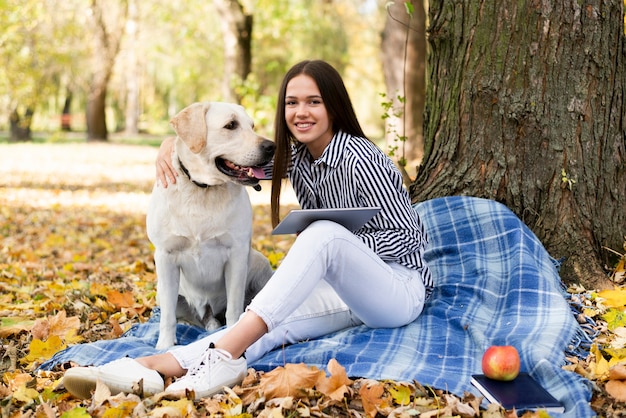 Smileyvrouw met leuk Labrador