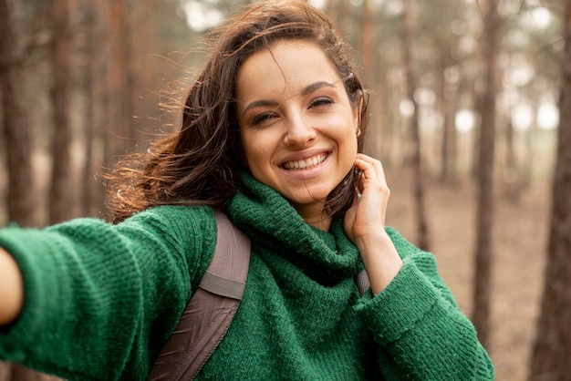 Gratis foto smileyvrouw met rugzak