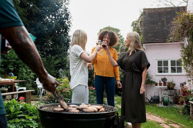 Gratis foto smileyvrouwen die buiten een bril rammelen