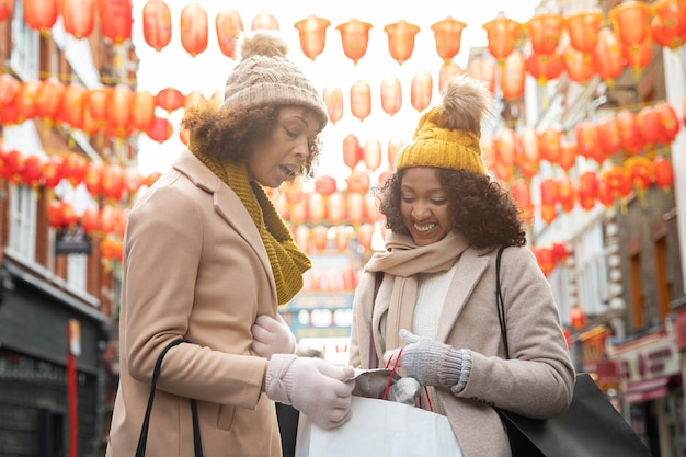 Smileyvrouwen die in middelgrote schot van de stad lopen