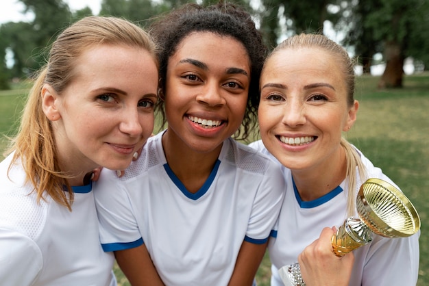 Gratis foto smileyvrouwen die met kop stellen