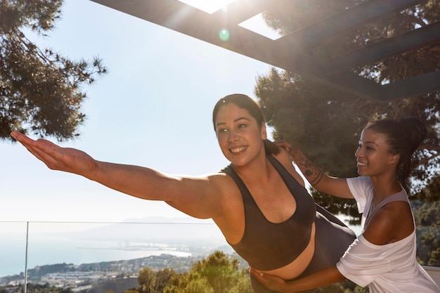 Smileyvrouwen die yoga gemiddeld schot doen