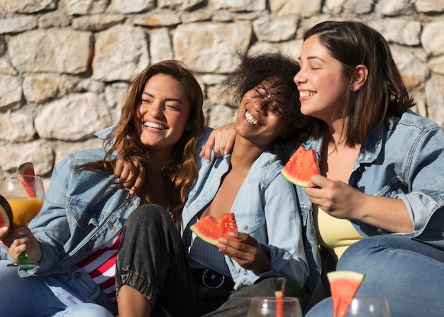 Gratis foto smileyvrouwen met verse watermeloen