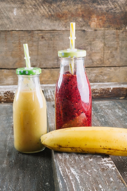 Gratis foto smoothie in de buurt van banaan