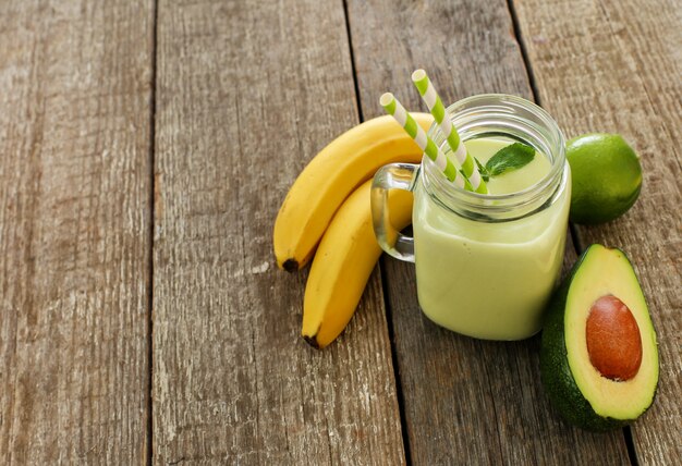 Smoothie met avocado en banaan