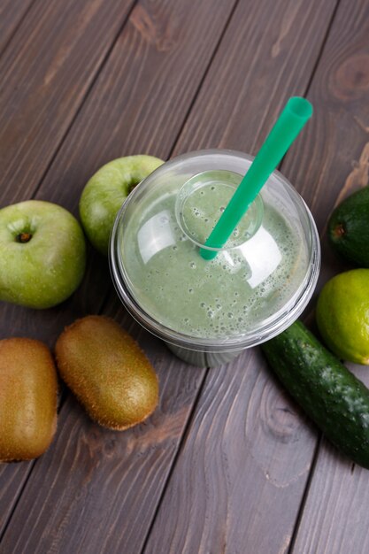 Smoothies met appels, kiwi, limoen, komkommer en avocado