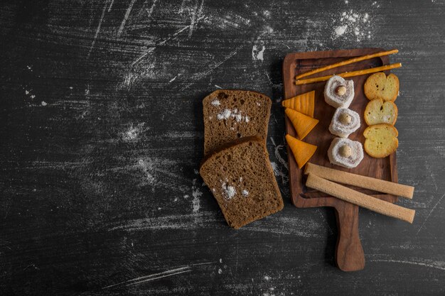 Snackbord met frites en gebak, bovenaanzicht