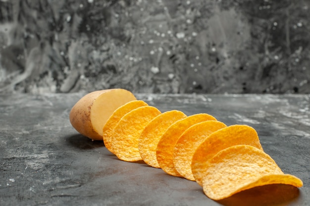 Snackfeestje voor vrienden met heerlijke zelfgemaakte frites en aardappel op grijze achtergrond